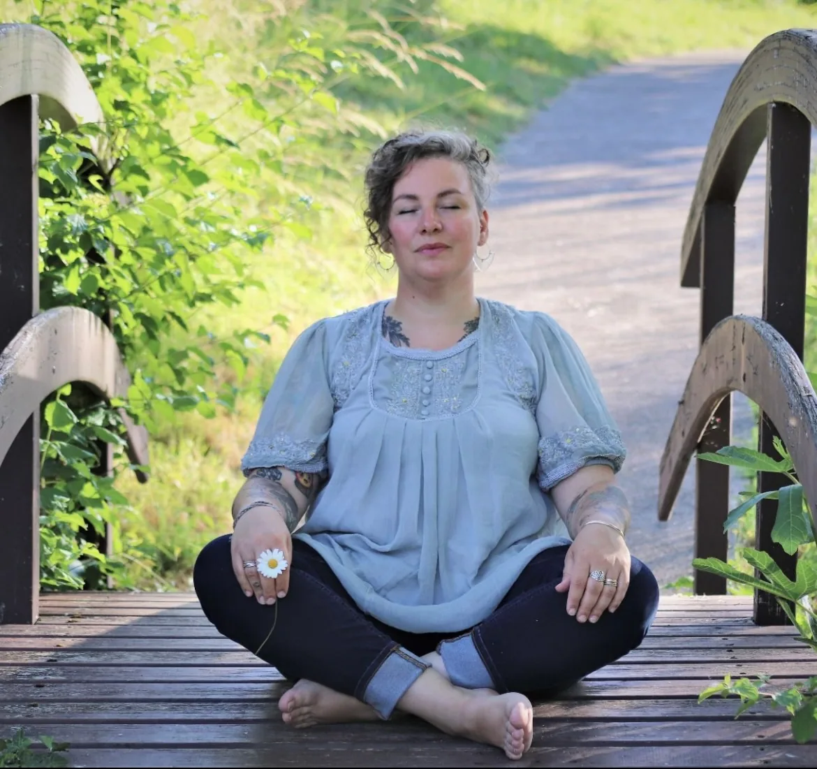 Amandine MORIOT SIGNORINO, sophrologue, respirant au calme dans la nature